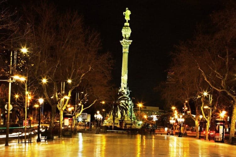 Monumento a Colón de Barcelona iluminado de noche.