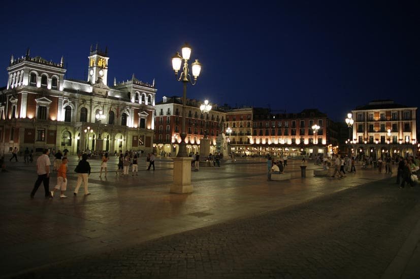 Imagen destacada: La emblemática Plaza Mayor de Valladolid, representando la guía de los mejores barrios de Valladolid para compradores primerizos en 2025.