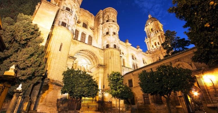 Catedral de Málaga: Elige la mejor zona para comprar tu vivienda en Málaga con esta guía 2025.