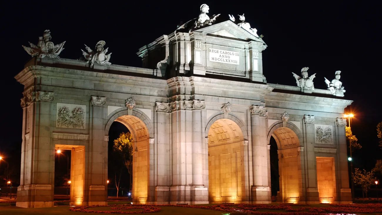 Puerta de Alcalá en Madrid: Elige la mejor zona para comprar tu vivienda en Madrid con esta guía 2025.