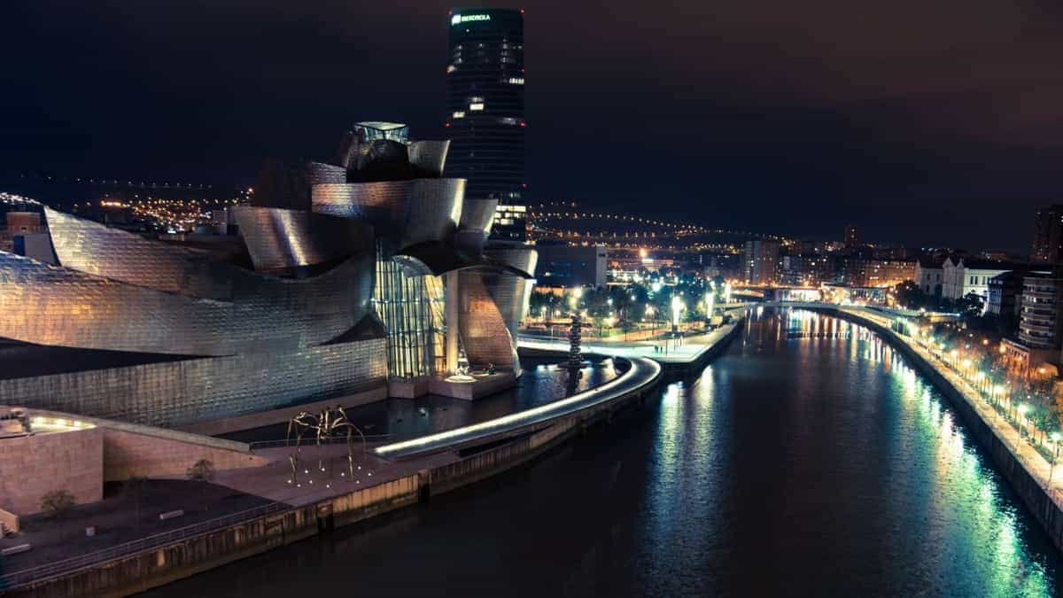museo Guggenheim en Bilbao: Elige la mejor zona para comprar tu vivienda en Bilbao con esta guía 2025.