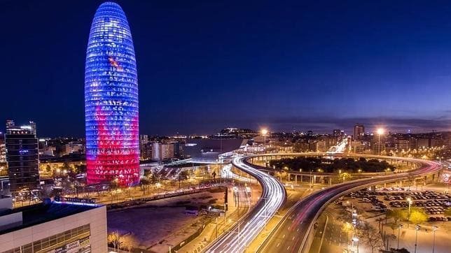 Torre Agbar Barcelona: Elige la mejor zona para comprar tu vivienda en Barcelona con esta guía 2025.